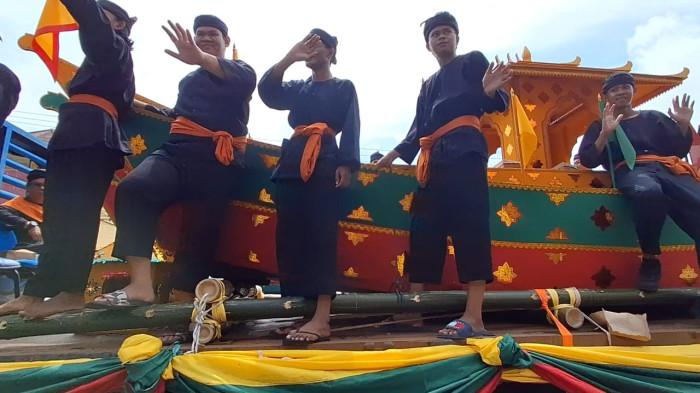 DIARAK - Padaw Tuju Dulung saat diarak di kegiatan Parade Budaya pada Sabtu (12/10/2025) kemarin sebelum dibawa ke Pantai Amal Kota Tarakan. TRIBUNKALTARA.COM/ANDI PAUSIAH
