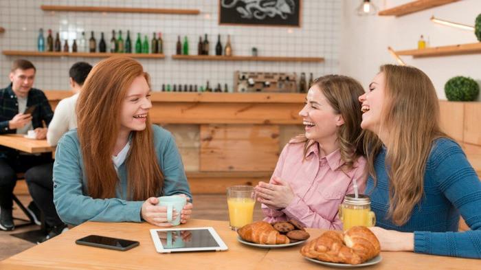 PANTUN BERBALAS LUCU - Potret teman tertawa bersama dari Freepik.com, Senin (28/7/2025). Simak kumpulan pantun berbalas lucu berikut ini, cocok jadi bahan hiburan pelepas penat bareng teman.