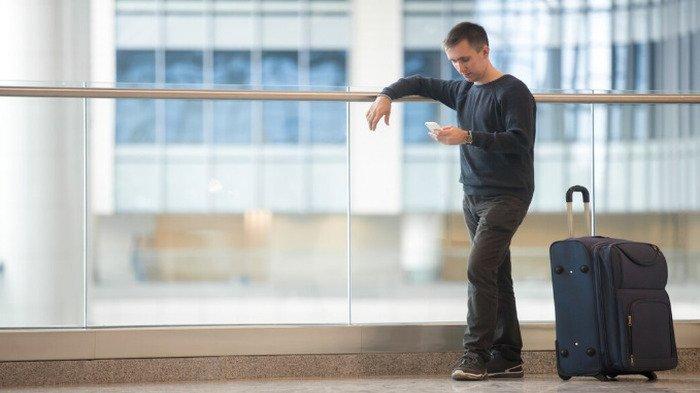 PANTUN ANAK RANTAU - Potret pria membawa koper di bandara dari Freepik.com, Kamis (26/6/2025). Simak kumpulan pantun anak rantau berikut ini, ungkapkan isi hati yang rindu dengan keluarga tercinta di kampung halaman.