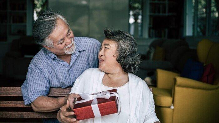 PANTUN ANNIVERSARY - Potret pasangan suami istri dari Freepik.com. Kumpulan pantun anniversary, kata-kata romantis yang bikin hubungan makin awet sampai tua.