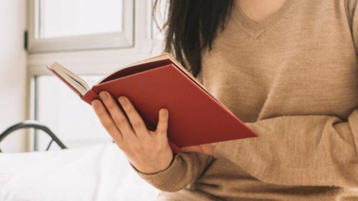 PANTUN PERIBAHASA - Potret wanita membaca buku dari Freepik.com, Jumat (6/6/2025). Simak kumpulan pantun peribahasa berikut, penuh makna dan nasihat bijak, cocok jadi pedoman hidup.
