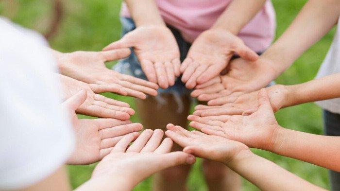 KUMPULAN PANTUN BERBAGI - Potret telapak tangan sebagai ilustrasi berbagi dari Freepik.com, Kamis (5/6/2025). Simak kumpulan pantun berbagi berikut ini, berisi pengingat agar peduli dengan sesama.