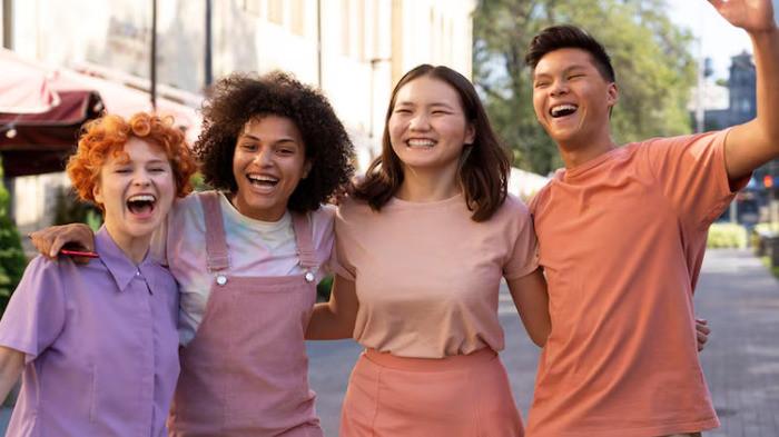 PANTUN SENIN LUCU - Potret remaja tertawa bersama dari Freepik.com, Rabu (24/9/2025). Lihat kumpulan pantun Hari Senin lucu berikut ini, hiburan kocak buat isi Semangat di awal pekan, bagikan!