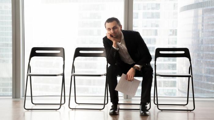 PANTUN CARI KERJA - Potret pria frustasi mencari kerja dari Freepik.com, Kamis (31/7/2025). Simak kumpulan pantun cari kerja berikut, berisi motivasi agar semangat dan tidak mudah menyerah.