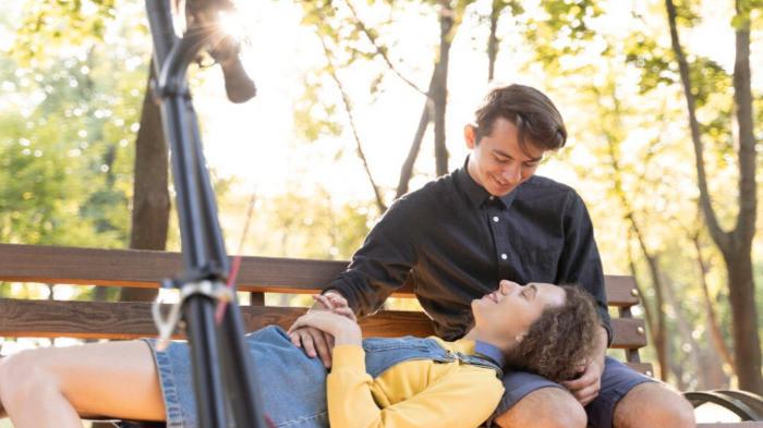 PANTUN MANTAN TERINDAH - Potret pasangan remaja dari Freepik.com, Selasa (19/8/2025). Simak kumpulan pantun buat mantan terindah berikut ini, kenangan indah yang tak menyakiti hati.