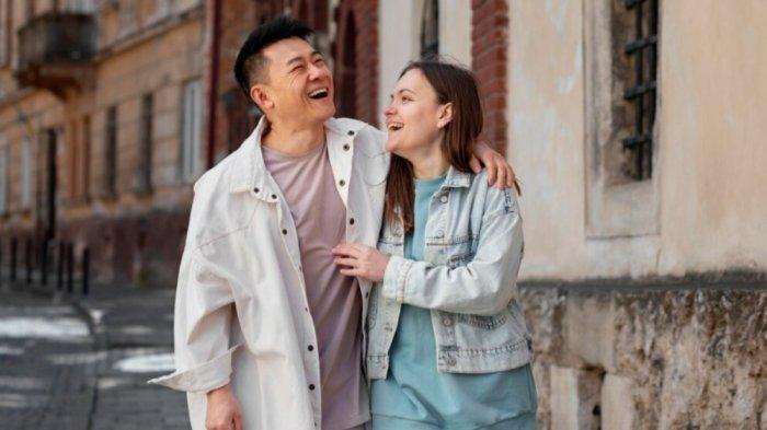 PANTUN GOMBAL MADURA - Kumpulan pantun gombal dalam bahasa Madura, rayuan maut ampuh luluhkan hati gebetan.