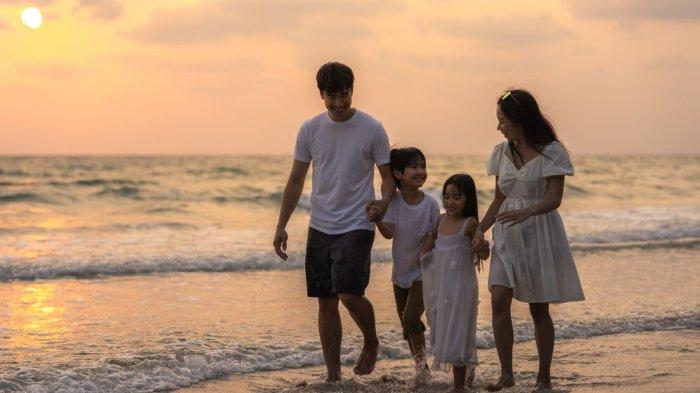 PANTUN NGAJAK JALAN - Foto keluarga bahagia dari Freepik.com, Minggu (9/2/2025). Kumpulan pantun ngajak jalan, kirim ke Teman, pacar hingga keluarga.