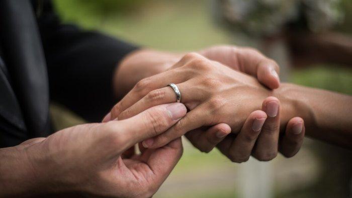 PANTUN LAMARAN MELAYU - Kumpulan pantun lamaran Bahasa Melayu, cara unik dan romantis meminang pujaan hati yang dijamin bikin doi tersentuh.