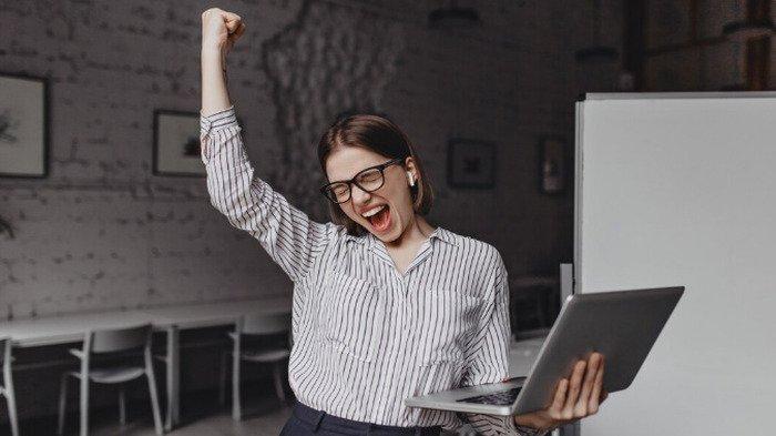 PANTUN MOTIVASI SUKSES - Potret wanita merasa senang dari Freepik.com, Selasa (10/6/2025). Simak kumpulan pantun motivasi sukses berikut ini, berisi petuah agar tidak mudah menyerah demi mewujudkan impian dan harapan.