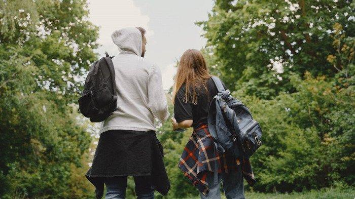 PANTUN BERBALAS CINTA - Potret pasangan remaja dari Freepik.com, Senin (23/6/2025). Kumpulan pantun berbalas tema cinta berikut ini, mainkan bareng pasangan biar hubungan makin langgeng.