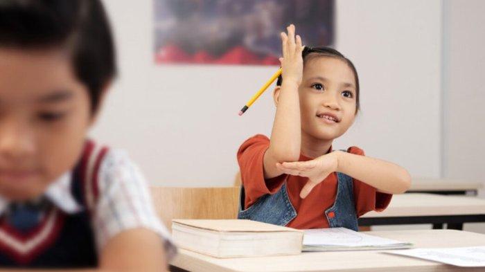 PANTUN MANDIRI - Potret siswa belajar di kelas dari Freepik.com, Selasa (20/5/2025). Simak kumpulan pantun mandiri buat anak sekolah berikut ini, ajarkan buah hati untuk bertanggung jawab terhadap diri sendiri.