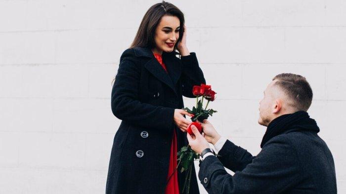 PANTUN NEMBAK PACAR - Potret pria menyatakan cinta untuk kekasihnya dari Freepik.com, Jumat (2/5/2025). Intip kumpulan pantun nembak pacar yang manis dan romantis berikut, cara unik yang bikin momen spesial lebih berkesan.