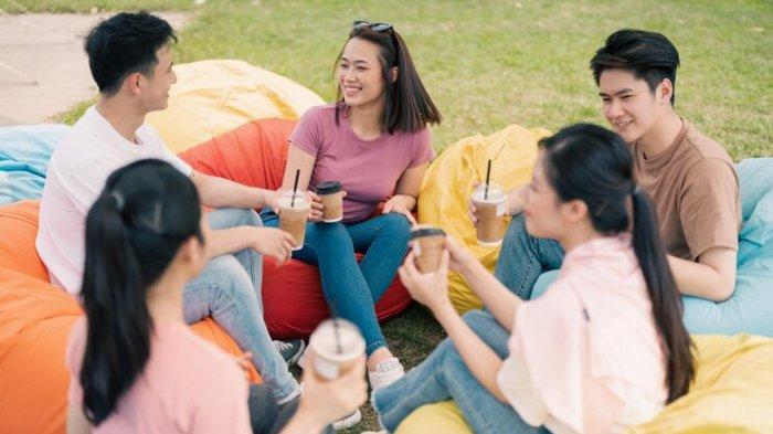 32 Pantun Ajakan Reuni, Kirim ke Teman Lama biar Nostalgia Bareng Lagi