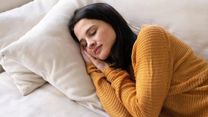 PANTUN SELAMAT TIDUR - Potret orang tidur dari Freepik.com, Jumat (14/3/2025). Lihat kumpulan pantun ucapan selamat tidur romantis buat pujaan hati berikut ini, dijamin bikin doi tambah kesengsem.