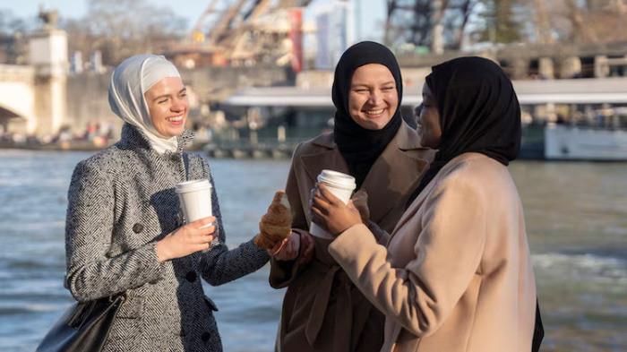 PANTUN SILATURAHMI - Potret perempuan berhijab berbincang-bincang dari Freepik.com, Rabu (17/9/2025). Intip kumpulan pantun silaturahmi berikut ini, ajakan jaga tali persaudaraan biar hubungan makin akrab dan hangat.