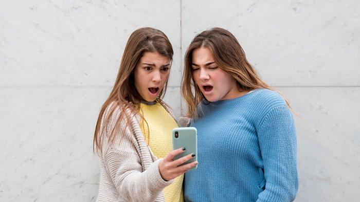 PANTUN SINDIRAN - Foto wanita terkejut melihat handphone dari Freepik.com, Selasa (25/2/2025). Lihat kumpulan pantun sindir orang pamer berikut, kalimat menyentil buat mereka yang banyak gaya.