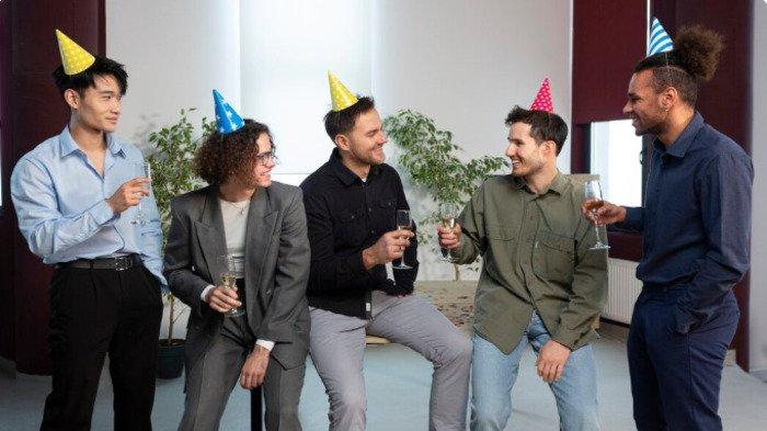 PANTUN ULTAH PERUSAHAAN - Potret karyawan merayakan anniversary kantor dari Freepik.com, Selasa (17/62025). Lihat kumpulan pantun ulang tahun perusahaan berikut ini, peringati hari jadi kantor dengan cara unik biar makin seru dan berkesan.
