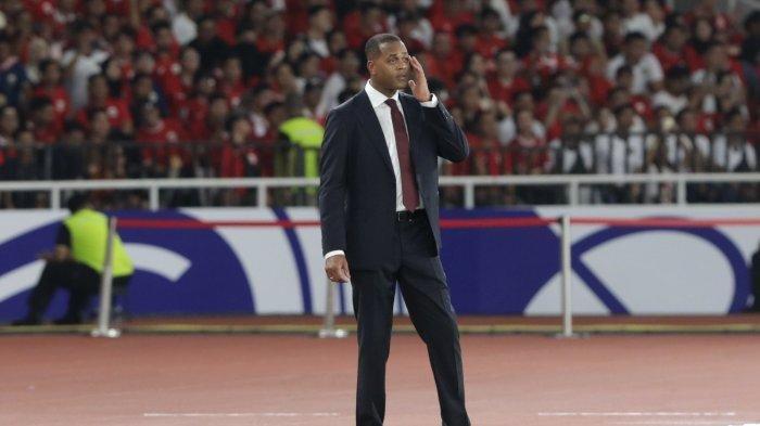 PATRICK KLUIVERT - Pelatih Timnas Indonesia Patrick Kluivert memberi instruksi saat Timnas Indonesia melawan Bahrain dalam babak kualifikasi Piala Dunia 2026 Zona Asia di Stadion Utama Gelora Bung Karno, Senayan, Jakarta, Selasa (25/3/2025). Disebut layak jadi pengganti Patrick Kluivert latih Timnas Indonesia, ini respons Timur Kapadze.