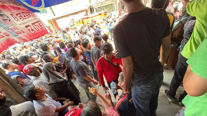PETUGAS DAMKAR TERLUKA - Seorang petugas Damkar Malinau alami luka dan dilarikan ke RSUD usai terjatuh saat berupaya memadamkan api, Sabtu (18/10/2025).Kobaran api di Pasar Pelangi Malinau masih ada dan petugas dmakar terus berupaya padamkan api.