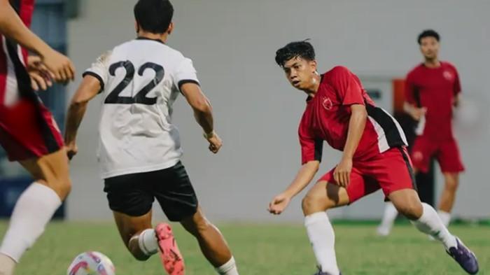 SANKSI PSM- Pemain PSM Makassar, Ananda Raehan (kanan), saat lawan Kuching FC di laga uji coba jelang kick off Super League pada Jumat 18 Juli 2025 di JIS. Jelang kick off Super League, menarik mengetahui kabar PSM Makassar yang sebelumnya dapat sanksi FIFA.