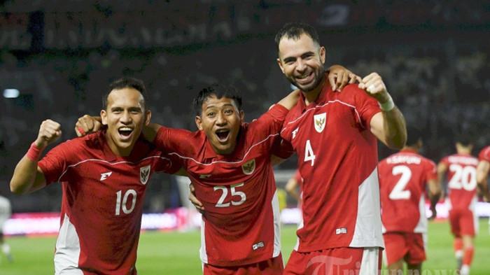 RANKING FIFA TIMNAS - Pemain Timnas Indonesia Jordi Amat (4) dan rekan satu tim melakukan selebrasi setelah mencetak gol pembuka pada laga melawan China Taipei yang berlangsung Stadion Gelora Bung Tomo (GBT) Surabaya, Jumat (5/9/2025). Update ranking FIFA Timnas Indonesia absen di FIFA Matchday, Malaysia semakin melesat.