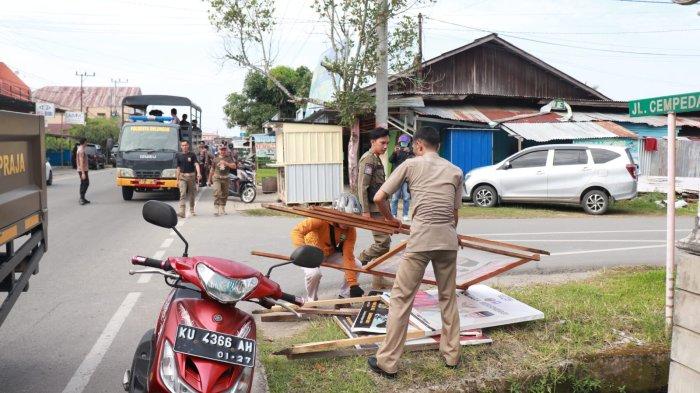 Ratusan Baliho, Spanduk dan Papan Reklame tak Berbayar dan Izin Habis Ditertibkan Satpol PP Bulungan