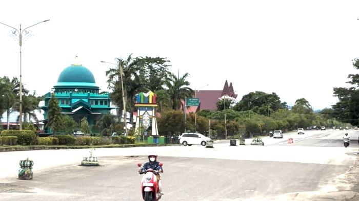 Pengendara melintas di jalan utama Maliinau 02 18112025.jpg