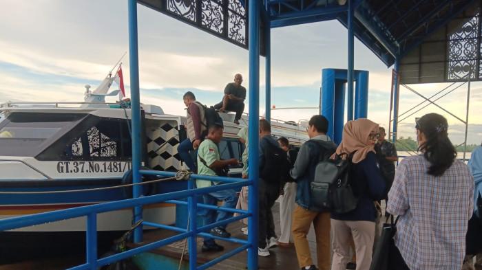 PENUMPANG SPEEDBOAT REGULER – Penumpang speedboat regular di Pelabuhan Kayan II Tanjung Selor bertolak menuju Tarakan, Kalimantan Utara dan tidak ada kenaikan tarif