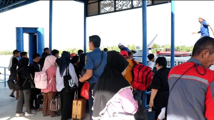 JADWAL SPEEDBOAT - Tampak aktivitas penumpang di Pelabuhan Kayan II Tanjung Selor sebelum berangkat berlayar menuju Tarakan. Berikut jadwal dan tarif speedboat reguler rute Tanjung Selor menuju Tarakan, Provinsi Provinsi Kalimantan Utara ( Kaltara ) hari Ini, Senin (26/1/2026), booking tiket bisa via online. (TribunKaltara.com/Desi Kartika) (TribunKaltara.com/Desi Kartika Ayu)