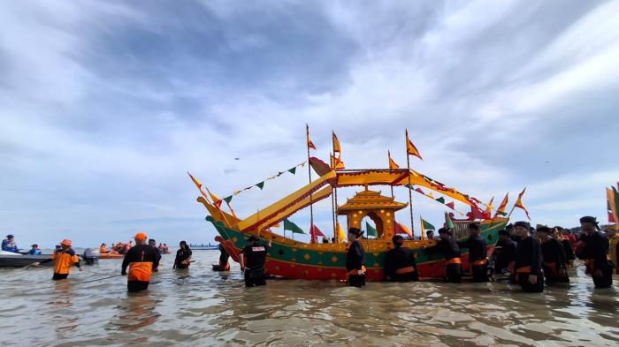 PROSESI PELARUNGAN - Perayaan Iraw Tengkayu 2025 berlangsung meriah di Tarakan disaksikan ribuan warga saat pelarungan Padaw Tuju Dulung, Minggu (12/10/2025) di Pantai Amal Kota Tarakan. TRIBUNKALTARA.COM/ANDI PAUSIAH