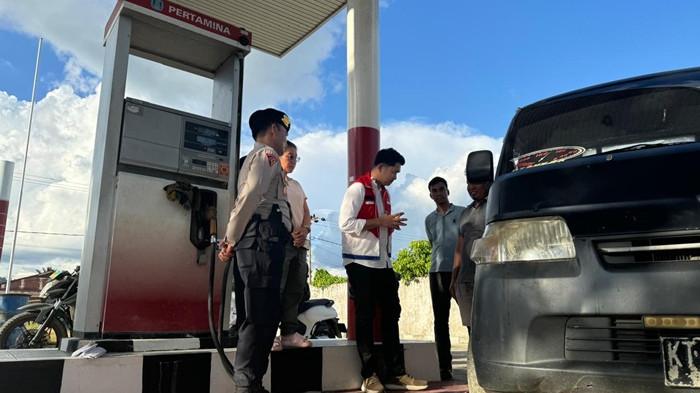 PANTAU LANGSUNG - Sales Branch Manager Pertamina Kaltimut V Fuel, Muhammad Naufal Atiyah (pakai rompi) saat memantau langsung distribusi BBM ke masyarakat Malinau di SPBU Semoga Jaya, Desa Malinau Seberang, Kecamatan Malinau Utara, pada Jumat (19/12/2025), sore..
