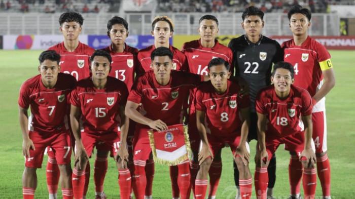 DAFTAR PEMAIN TIMNAS - Pesepak bola Timnas Indonesia U-23 berfoto bersama sebelum melawan Timnas India U-23 pada laga U23 International Friendly Match di Stadion Madya, Kompleks GBK, Senayan, Jakarta, Jumat (10/10/2025). Simak alasan terbaru Indra Sjafri seusai Timnas Indonesia U22 digebuk Mali jelang SEA Games 2025. TRIBUNNEWS/IRWAN RISMAWAN