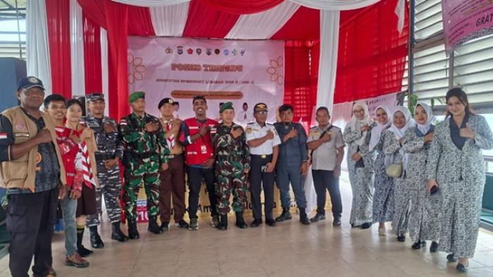 SIAGA MUDIK - Petugas PMI Nunukan bersama sejumlah stakeholder bersiaga di Posko Pelayanan Mudik kawasan PLBL Liem Hie Djung Nunukan baru-baru ini. PMI turut memberikan layanan pertolongan pertama bagi pemudik, hingga siagakan ambulans 24 jam. (TribunKaltara.com/Istimewa-Dokumentasi PMI Nunukan)

 