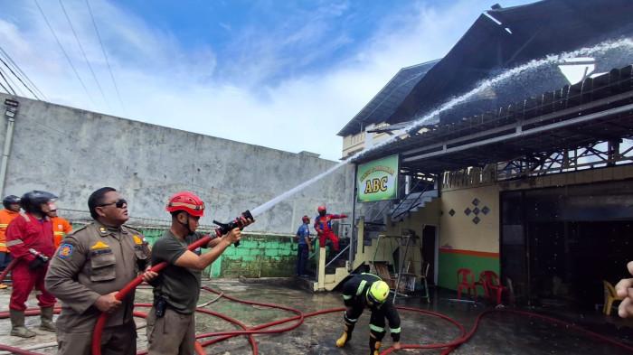 PETUGAS DAMKAR TARAKAN- Petugas pemadam kebakaran (Damkar) Tarakan berupaya memadamkan api bangunan Bakso dan Mie Ayam ABC di Jalan Mulawarman Tarakan Kalimantan Utara, Senin (15/6/2026).