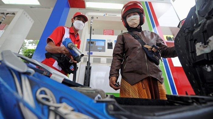 Ilustrasi Petugas pengisian BBM saat melayani pelanggan Pertamina di salah satu SPBU. Kelangkaan BBM terjadi karena dua kapal pengangkut menjalani docking bersamaan, DPRD Nunukan menekankan perlunya manajemen armada agar pasokan tetap terjaga, Sabtu (10/1/2026).