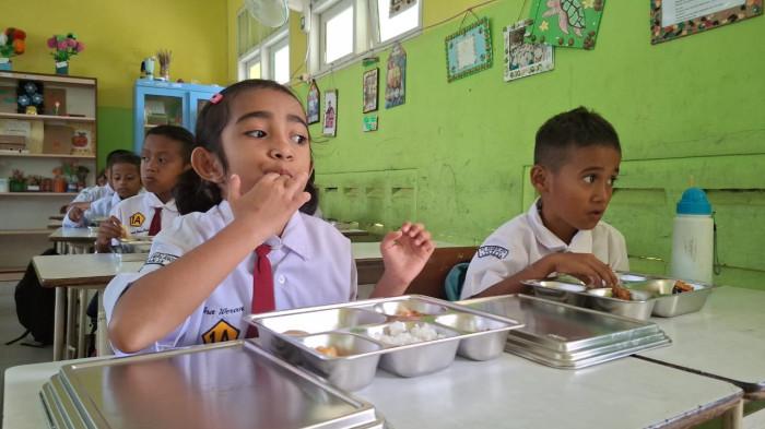 MAKAN BERGIZI GRATIS - Momen perdana Makan Bergizi Gratis (MBG), siswa dan siswi SDN 024 tampak lahap menikmati porsi yang disiapkan pagi tadi sekitar pukul 10.52 WITA, Senin (4/8/2025). Program makan bergizi gratis atau MBG inisiasi Prabowo disebut merupakan langkah Pemerintah bangun generasi cerdas.