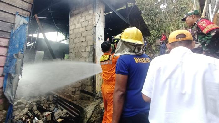 PENDINGINAN - Proses pendinginan dilakukan personel PMK di satu rumah yang hangus terbakar, Rabu (19/11/2025). TRIBUNKALTARA.COM/ANDI PAUSIAH