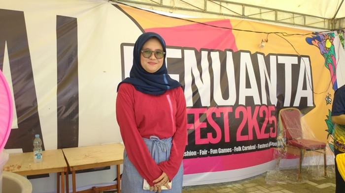 Puput, Panitia makan gratis saat gelaran Benuanta Fest 2K25.