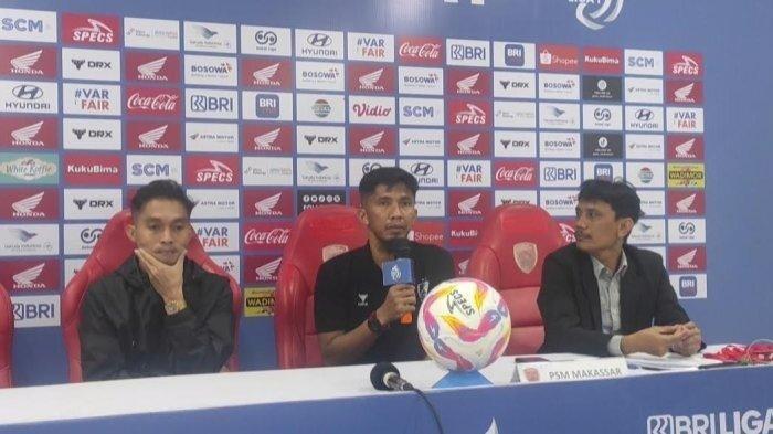 PELATIH PSM - Asisten Pelatih PSM Makassar, Ahmad Amiruddin (tengah) saat konferensi pers di Ruang Media Stadion BJ Habibie, Parepare, Jumat (7/3/2025) malam. Bergini respons eks penyerang Timnas Indonesia yakni Ahmad Amiruddin ditunjuk jadi pelatih sementara PSM Makassar, Arema FC ujian perdananya di Super League 2025/2026.