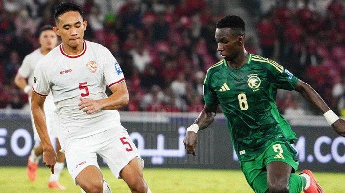 TIMNAS VS ARAB - Bek Timnas Indonesia, Rizky Ridho berupaya menghentikan serangan pemain Arab Saudi dalam laga Grup C Babak Ketiga Kualifikasi Piala Dunia 2026 di Stadion Utama Gelora Bung Karno, Senayan, Jakarta, Selasa (19/11/2024). AFC tak menggubris permintaan PSSI untuk mengganti wasit di laga Timnas Indonesia vs Arab Saudi.