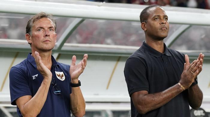 KLUIVERT DAN PASTOOR - Pelatih Timnas Indonesia, Patrick Kluivert (kanan), bersama asistennya, Alex Pastoor, tengah memberi tepuk tangan ke penggawa Garuda, usai gebuk China Taipei 6-0 di FIFA Matchday pada Jumat 5 September 2025. Setelah gagal bawa Timnas Indonesia lolos ke Piala Dunia 2026, Patrick Kluivert dan tim langsung pulang ke Belanda.