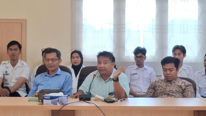 h

SPPG JUATA KERIKIL - Mewakili SPPG Juata Kerikil, selaku mitra BGN, Ketua Yayasan HBK, Jakson S menyampaikan penjelasan dan menjawab keluhan warga soal menu MBG yang disajikan dalam RDP, Selasa (3/3/2026).