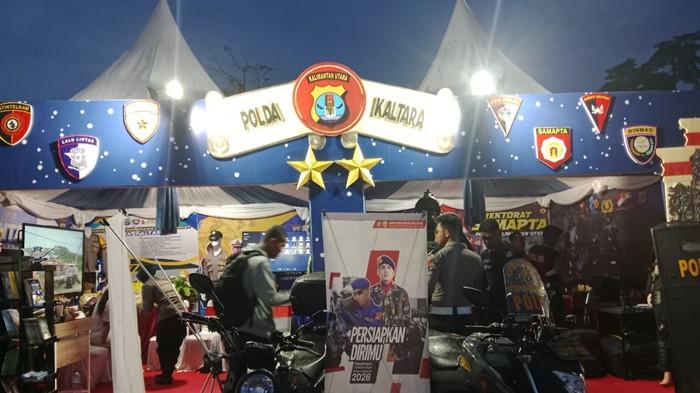STAND POLDA KALTARA - Suasana di stand Polda Kaltara.