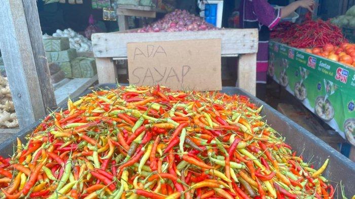 Salah satu pedagang lombok di Pasar Inhutani Nunukan, yang dipasok dari Sulawesi Selatan, Minggu (12/01/2025), sore.