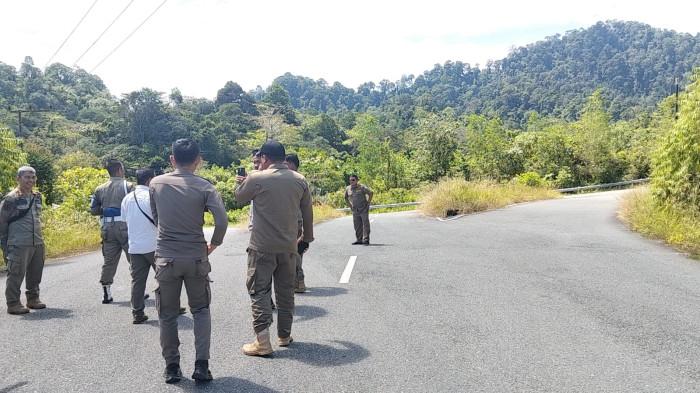 USUT ISU BEGAL - Satpol PP saat meninjau ke Simpang Manis, Desa Gunawan, Kecamatan Sesayap, Kabupaten Tana Tidung, Kaltara, Rabu (8/4/2026). Ini dilakukan untuk usut isu begal yang sempat beredar di lokasi tersebut.