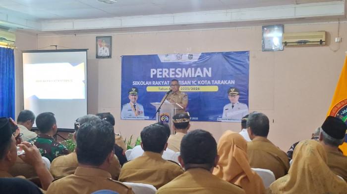 SEKOLAH RAKYAT DIRESMIKAN - Wali Kota Tarakan, Khairul, saat menyampaikan sambutan dan berbagi cerita di momen peresmian Sekolah Rakyat di Gedung LLK Tarakan Kalimantan Utara, Selasa (30/9/2025).