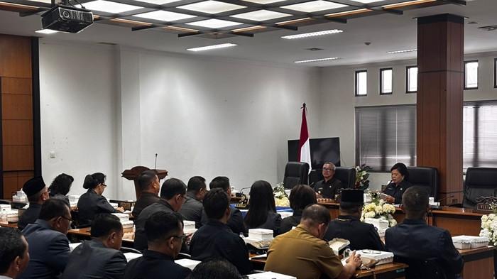 DINAMIKA PANJANG - Suasana di sela Sidang Paripurna di DPRD Malinau, Kalimantan Utara, Selasa (30/12/2025). Pembahasan anggaran daerah untuk 2026 berdinamika hingga 4 bulan lamanya.
(TRIBUNKALTARA.COM / MOHAMMAD SUPRI)
