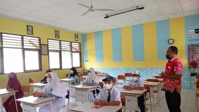 UCAPAN HARI GURU - Siswa/siswi SMPN 1 Nunukan melaksanakan kegiatan belajar dan mengajar. Foto diambil pada saat Pandemi Covid-19 tahun 2021. Simak ucapan Hari Guru Nasional 2025 yang lucu dan penuh makna berikut ini, cocok jadi caption postingan medsos!