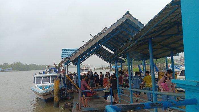 ANGKUTAN AIR – Aktivitas penumpang speedboat reguler di  ponton keberangkatan Pelabuhan Kayan II Tanjung Selor, Bulungan Kalimantan Utara.