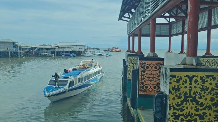 JADWAL SPEEDBOAT – Tampak aktivitas penumpang dan speedboat yang standby di Pelabuhan Tengkayu Satu Tarakan hari ini. Catat jadwal speedboat rute Kota Tarakan ke Tanjung Selor hari ini, pada Minggu (11/1/2026), yang dilengkapi waktu tiba di ibu kota Kalimantan Utara atau Kaltara. TRIBUNKALTARA.COM/ANDI PAUSIAH